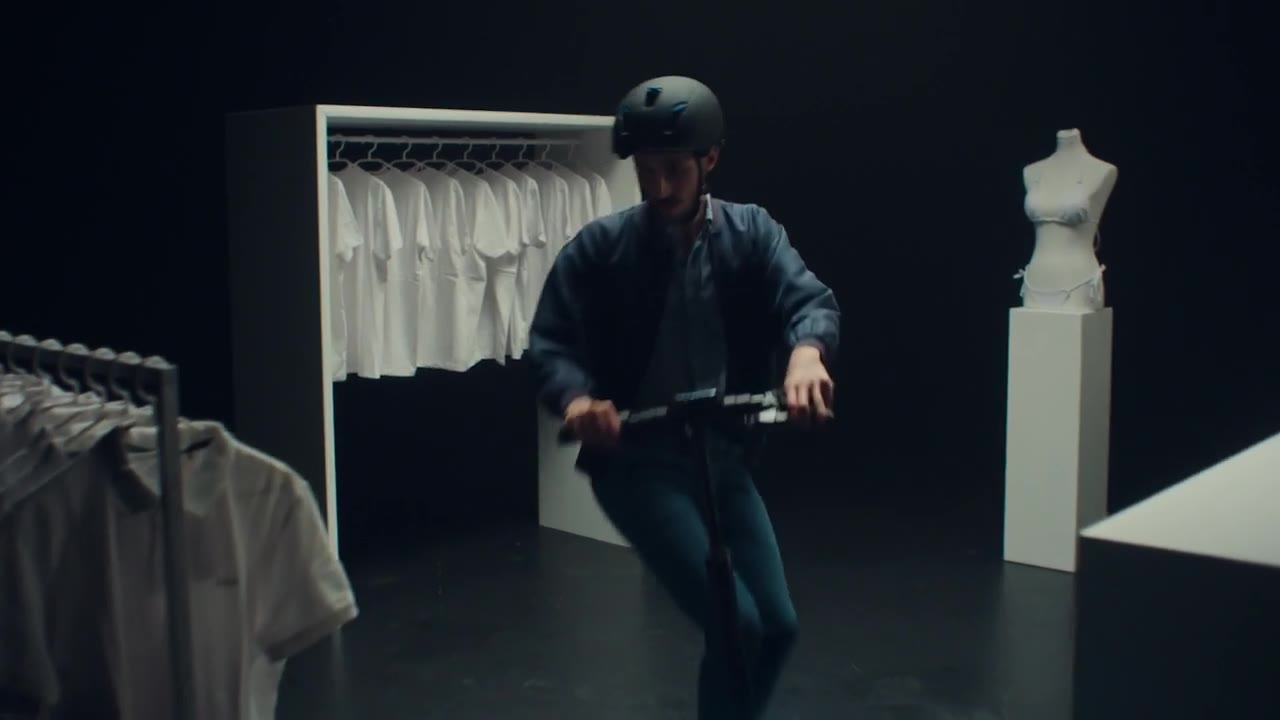 Standbild aus dem Mercedes-Benz E-Scooter Film